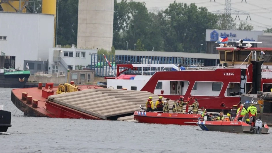 Zoekactie naar vermiste opvarende gezonken duwboot Amsterdam