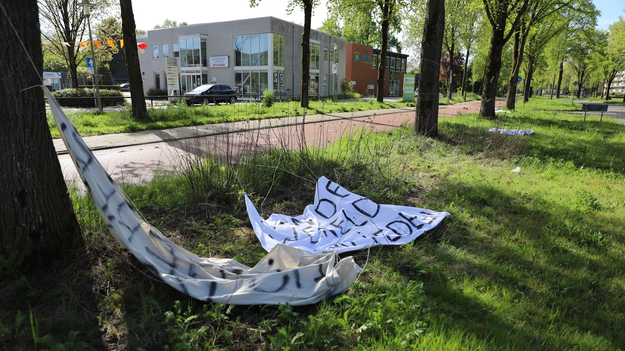 Dolle Mina's komen op spandoeken met tegengeluid over asielopvang in Apeldoorn