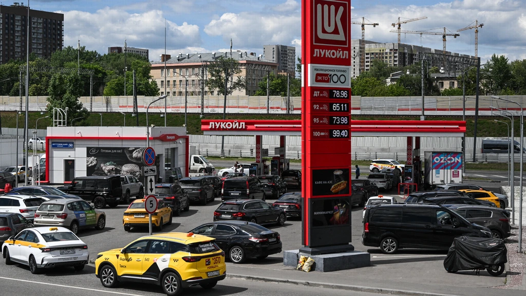 Poetin erkent dat Oekraïense aanvallen brandstoftekorten veroorzaken