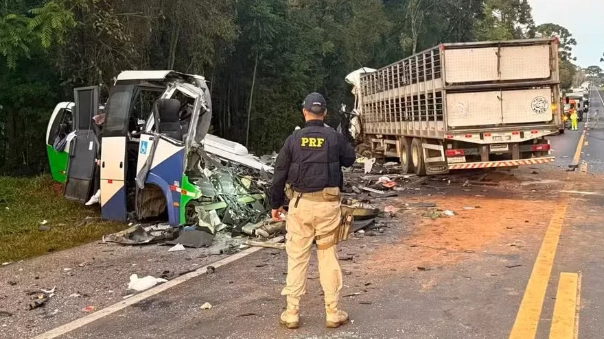Zeker 23 doden bij botsing tussen busje en vrachtwagen in Brazilië