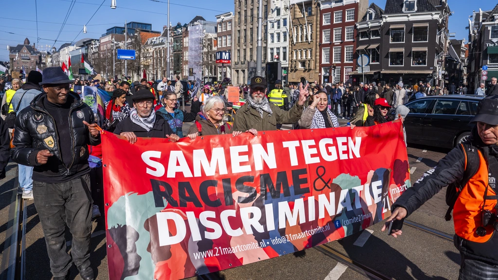 Staatscommissie: overheid moet discriminatie actief aanpakke