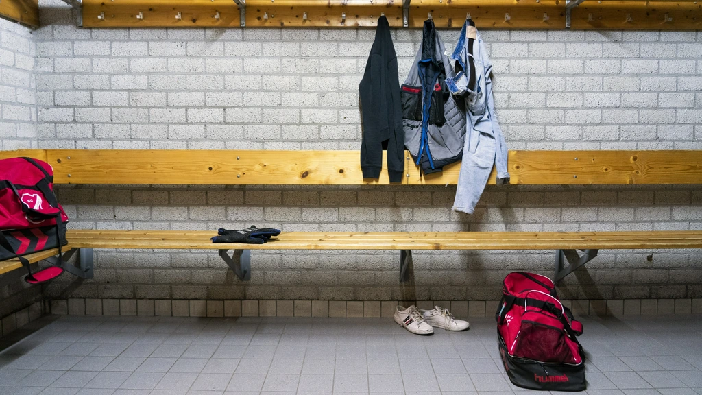 Foto: Voetbaltrainer filmde volgens OM honderden kinderen in kleedkamers