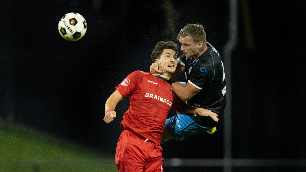 Helmond Sport-speler Mauro Lenaerts in duel met Heracles Almelo-speler Damon Mirani