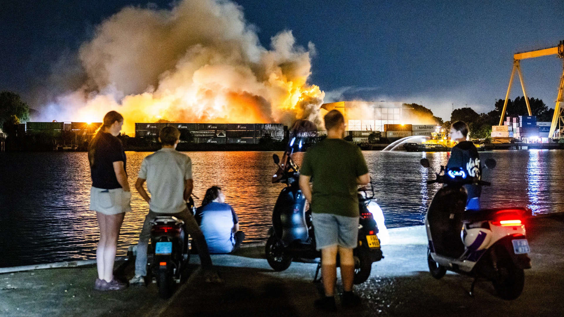 Grote brand in afvalberg Rotterdam onder controle, Maastunnel weer open