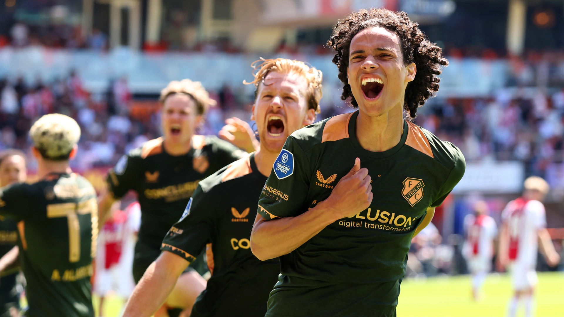 Strafschoppen in Volendam tussen Ajax en Utrecht • Finale om Europees ticket