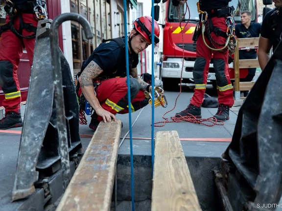 Het zomaar afdalen naar de catacomben van Parijs is erg gevaarlijk, waarschuwt de brandweer