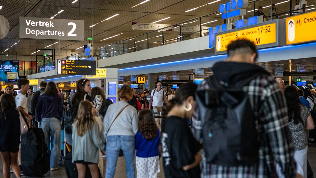 Foto: Drukte op Schiphol valt vooralsnog mee: 'business as usual'