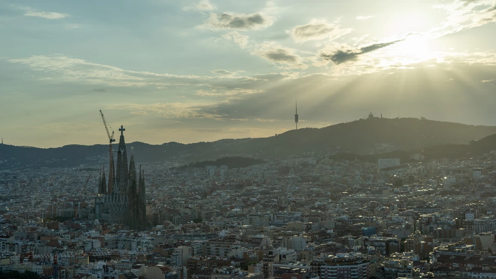 Paus zegent toren Sagrada Família in, maar er is ook kritiek