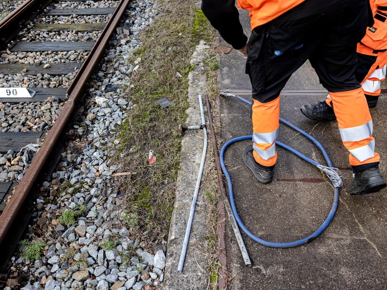 Buizen en startkabels langs het spoor