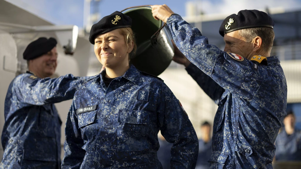 Emmer zeewater over Amalia bij benoeming tot sergeant