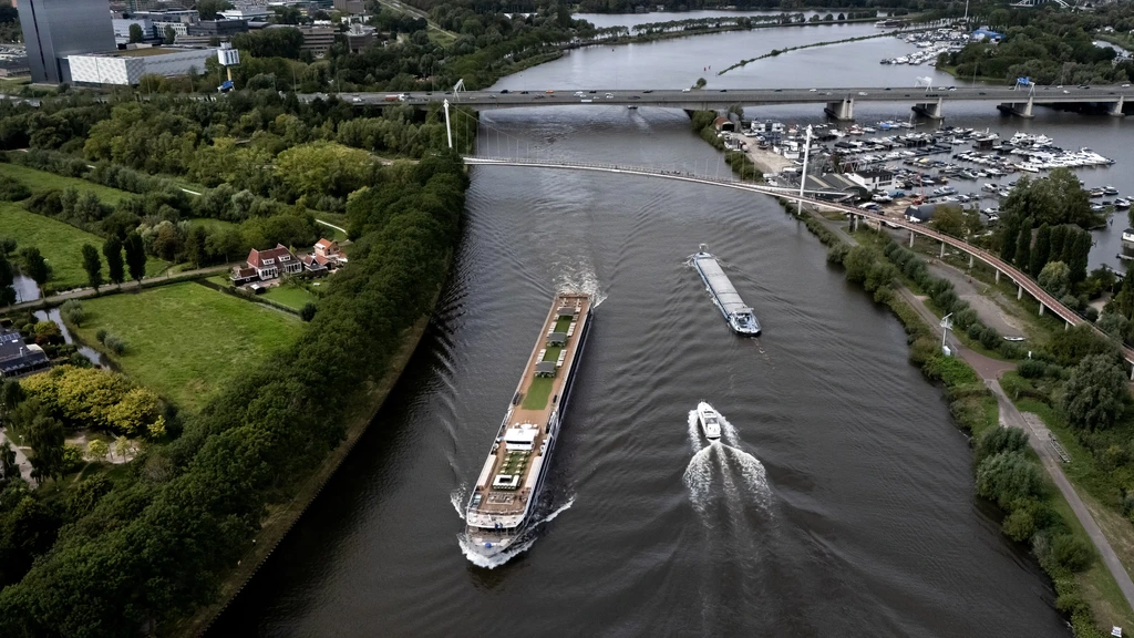 Rijkswaterstaat door de bocht: Amsterdam-Rijnkanaal blijft 's nachts open