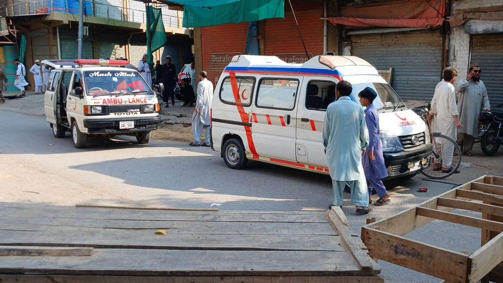 Foto: Zeker vijftien doden en tientallen gewonden bij bomaanslag in Pakistan