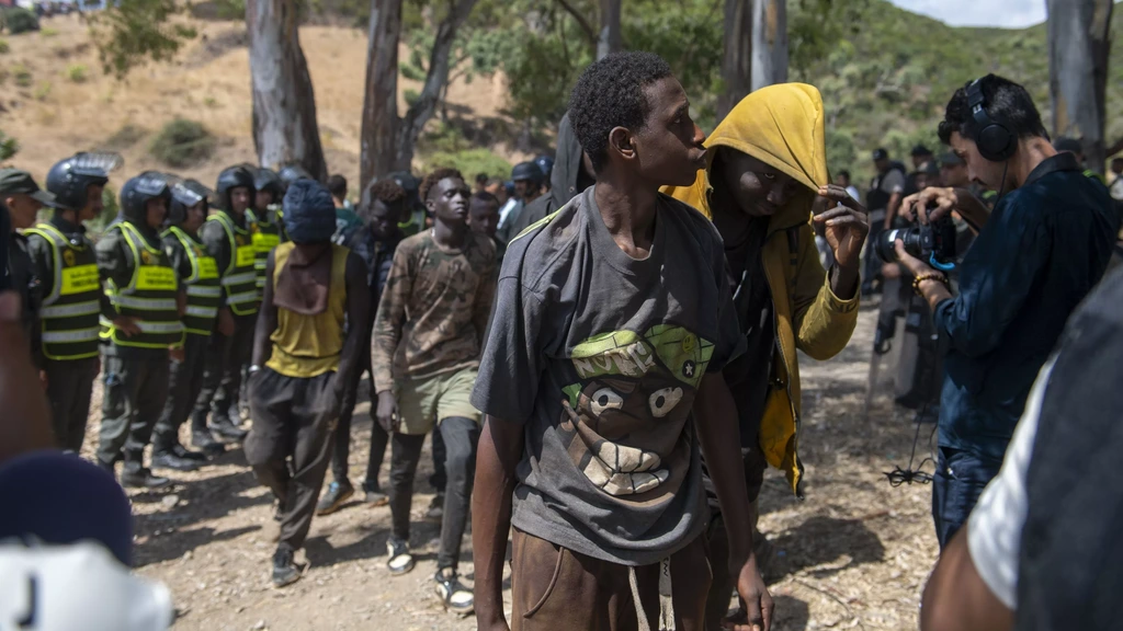 Marokko pakt bijna 300 migranten op bij Ceuta, Spaanse journalisten uitgezet