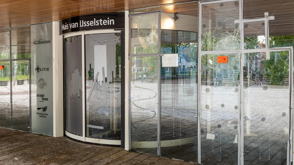 Gemeentehuis en theater in IJsselstein beschadigd na onrust over noodopvang