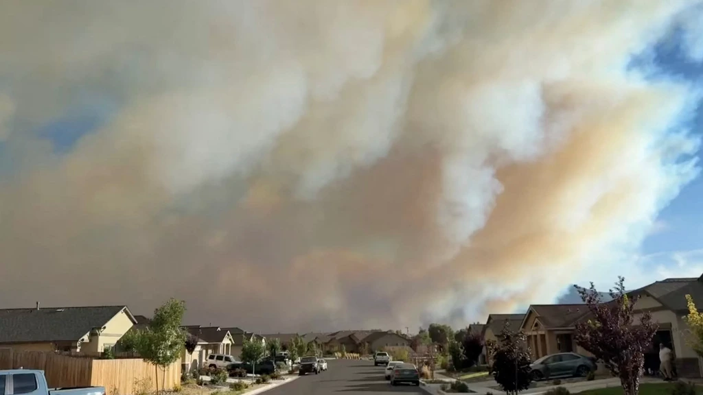 Foto: Grote natuurbrand nabij Amerikaanse gokstad Reno, 4000 hectare in de as gelegd