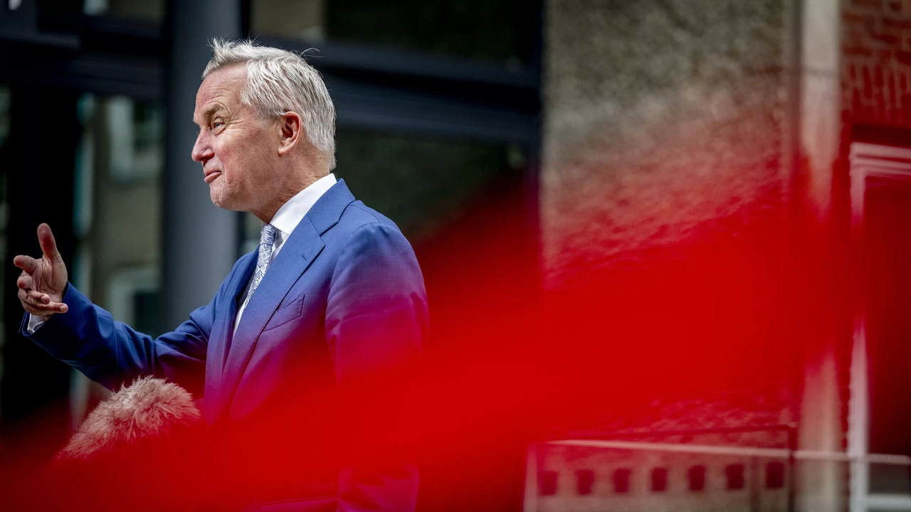 Kabinet wil 25.000 rijksambtenaren minder, politie en defensie uitgezonderd Kabinet wil 25.000 rijksambtenaren minder, politie en defensie uitgezonderd