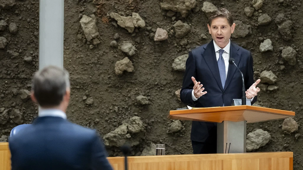 Paternotte wil ‘Binnenhof Vol Liefde’ • Twee van de zeventien partijen aan het woord geweest Paternotte wil ‘Binnenhof Vol Liefde’ • Twee van de zeventien partijen aan het woord geweest