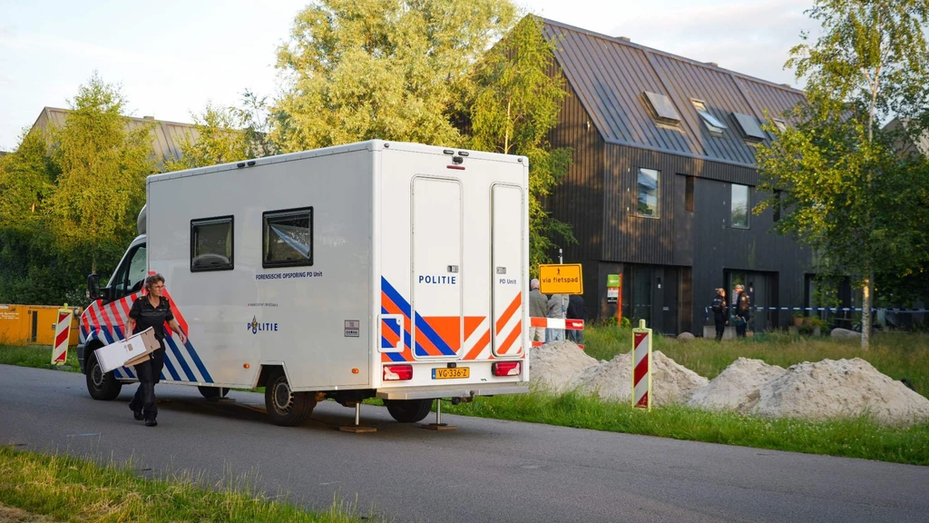 Twee doden aangetroffen in woning Groningen, dochter (13) opgevangen Twee doden aangetroffen in woning Groningen, dochter (13) opgevangen