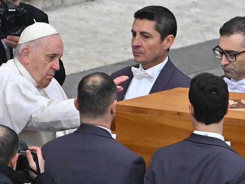 Tienduizenden bij uitvaartplechtigheid Benedictus XVI