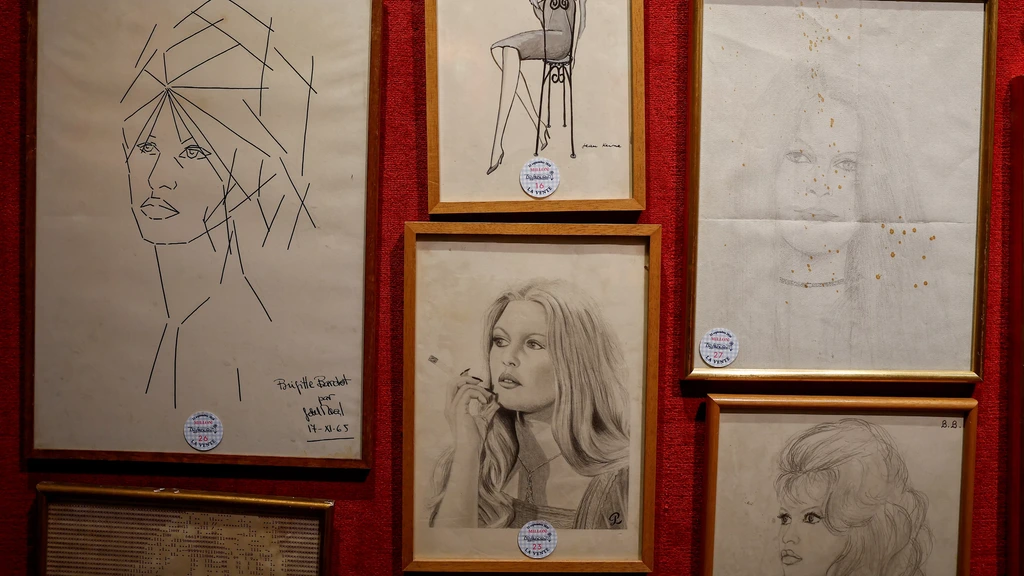 Fiets, typemachine en aanstekers van Brigitte Bardot onder de hamer Fiets, typemachine en aanstekers van Brigitte Bardot onder de hamer