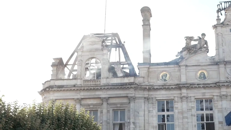 Dag na verwoestende brand stadhuis Limoges smeult vuur nog na