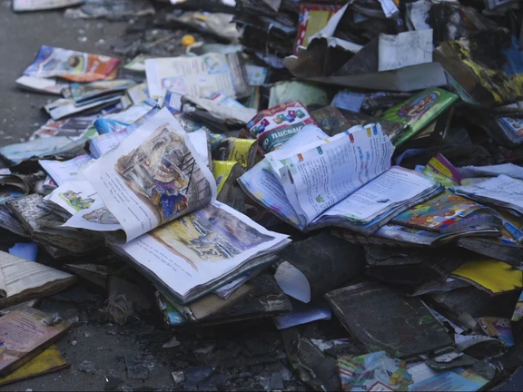 Veel ouders kochten schoolboeken voor hun kinderen bij de tientallen kleine winkeltjes