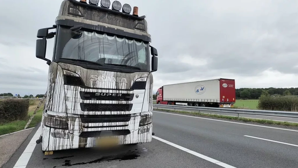 Mestdouche voor vrachtwagenchauffeur na noodstop met volle giertank