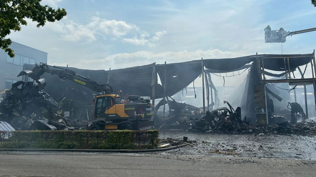 Foto: Politie vermoedt brandstichting bij toetjesmaker Ermelo