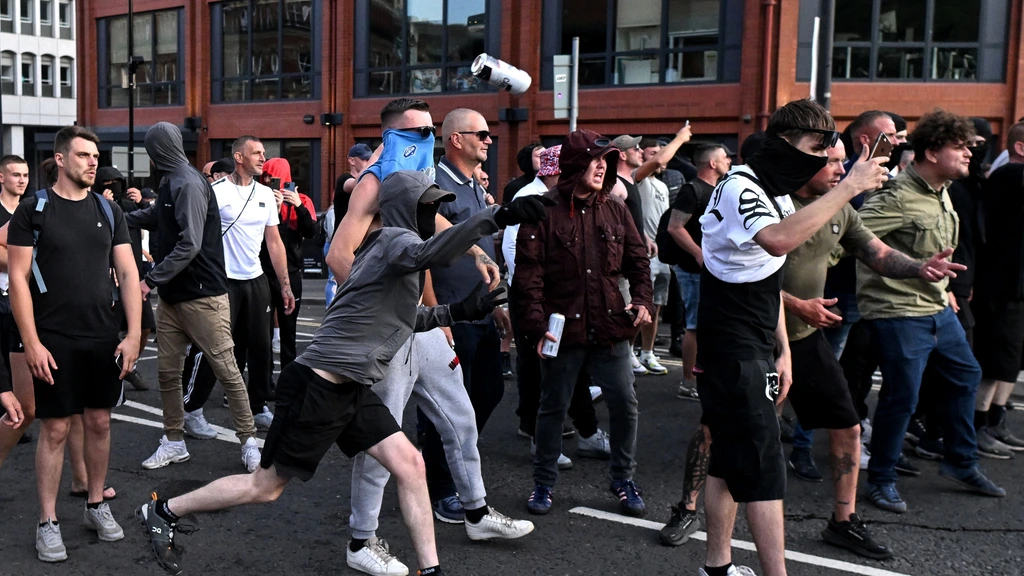 Rellen Eerste celstraffen voor rellen VK, vanavond weer veel demonstraties ...
