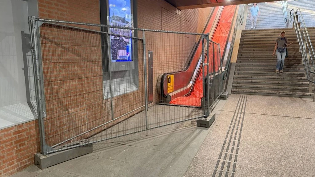 Foto: Hoogwerker van roltrap: half jaar buiten werking en kwart miljoen schade