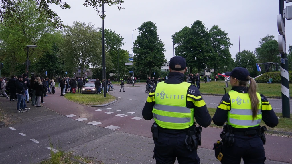 Foto: Onrust bij azc-protest Apeldoorn, vuurwerk gegooid naar agenten 