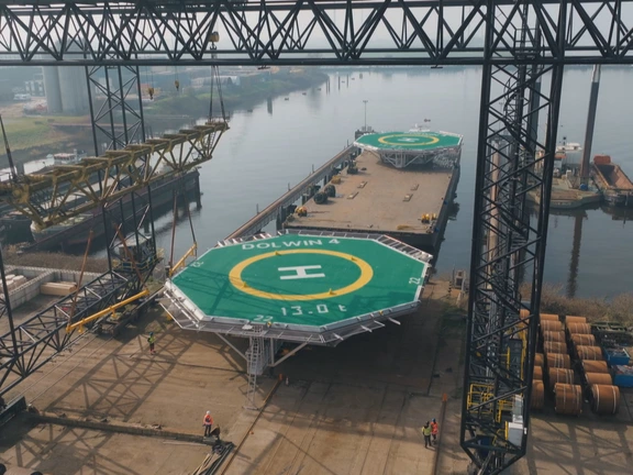 Helikopterplatform wordt opgeladen om te verschepen