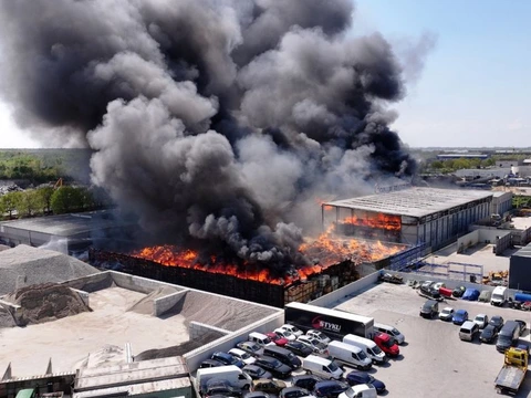 Verwoestende brand bij patisseriebedrijf Edough in Ermelo: pand verloren, NL-Alert voor rookoverlast — image 4