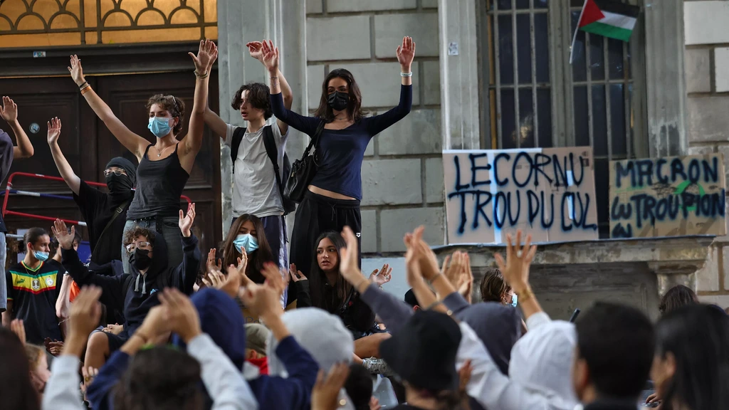Foto: Tientallen gewonden en 160 arrestaties bij scholierenprotesten in Frankrijk