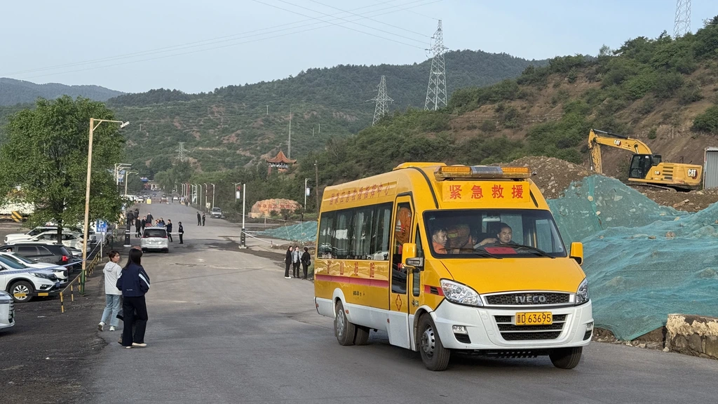 Acht doden en tientallen mijnwerkers vast na explosie in Chinese mijn