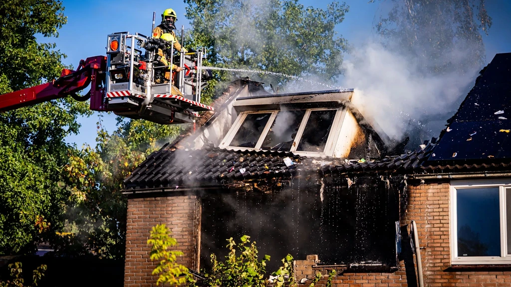 Foto: Dode bij grote woningbrand in Doesburg, pand staat op instorten