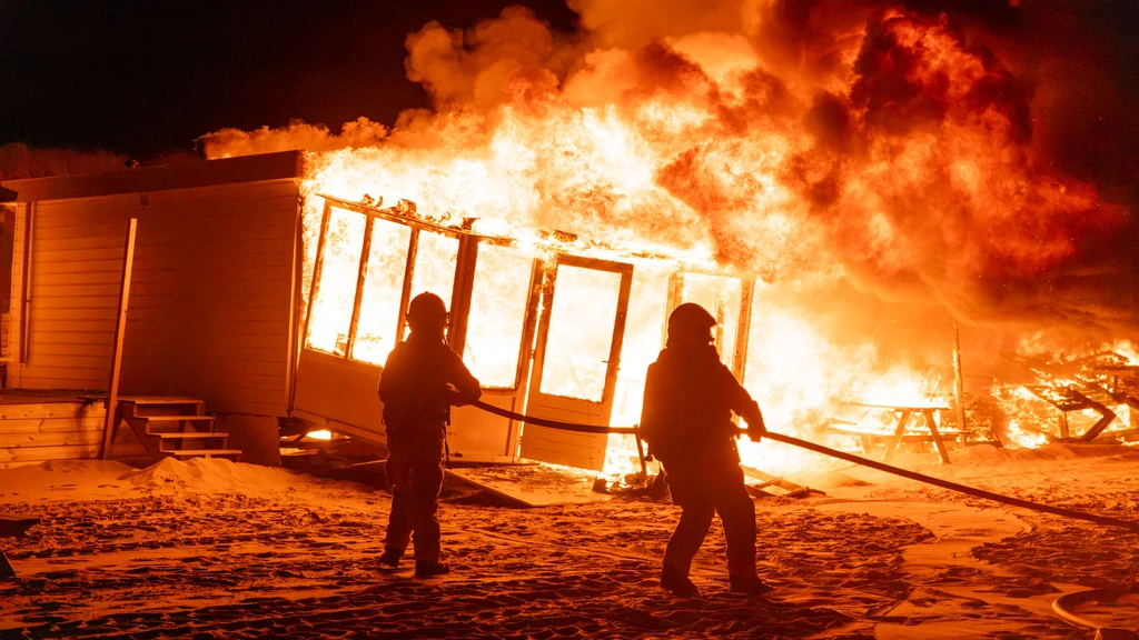 Zes recreatiehuisjes op strand bij Wijk aan Zee afgebrand