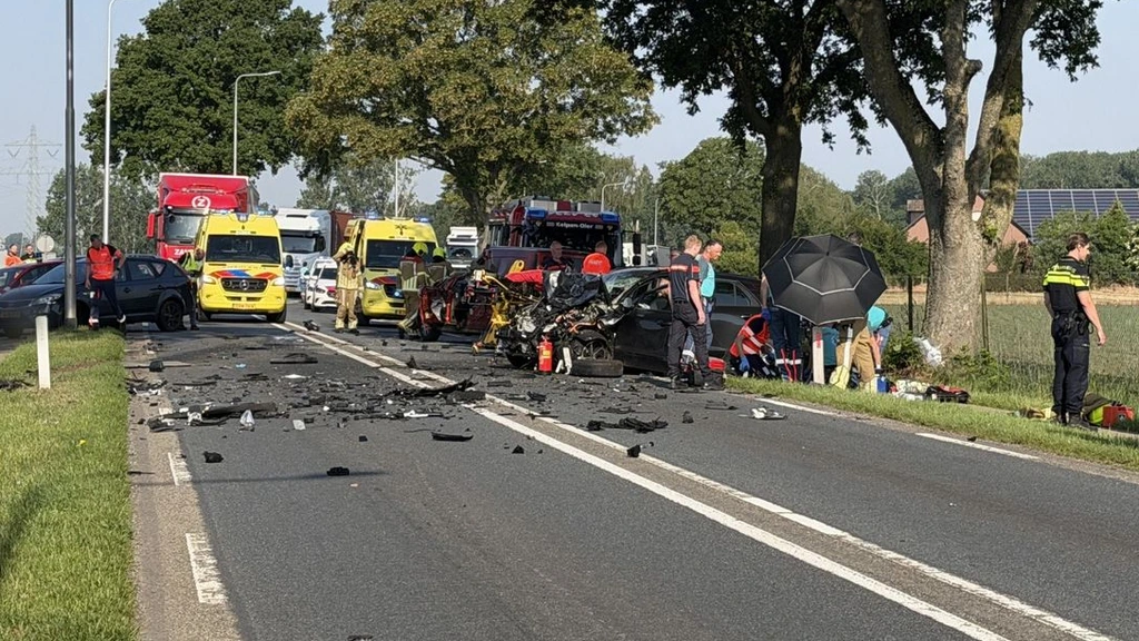Foto: Dode en gewonde bij frontale aanrijding op provinciale weg in Limburg
