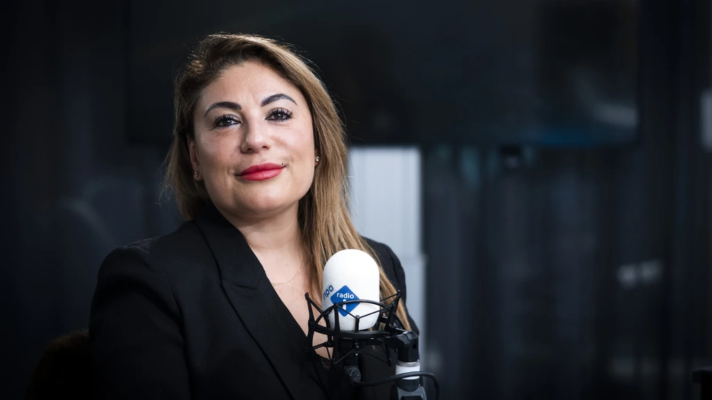 Zoon columnist Yesim Candan na voetbalcolumn geslagen met kettingslot