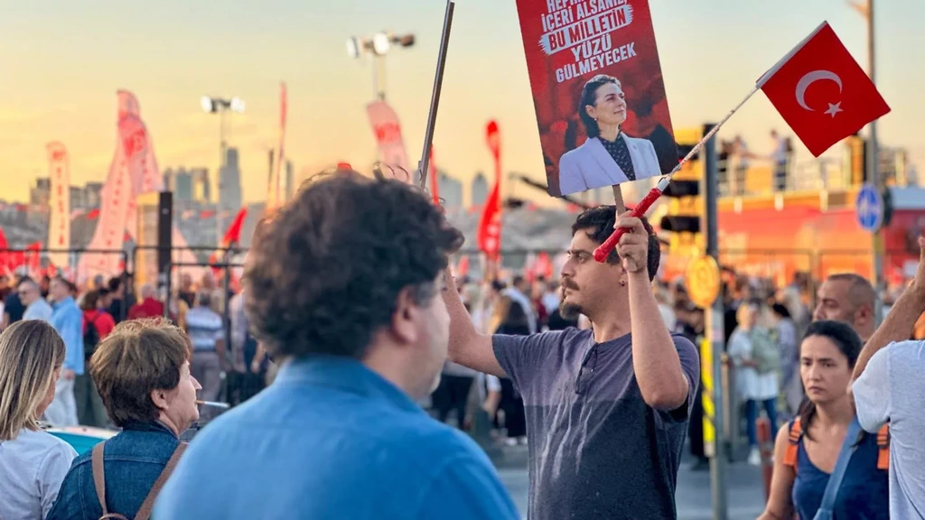 Demonstranten in Turks Üsküdar protesteren tegen arrestatie oppositieburgemeester Demonstranten in Turks Üsküdar protesteren tegen arrestatie oppositieburgemeester