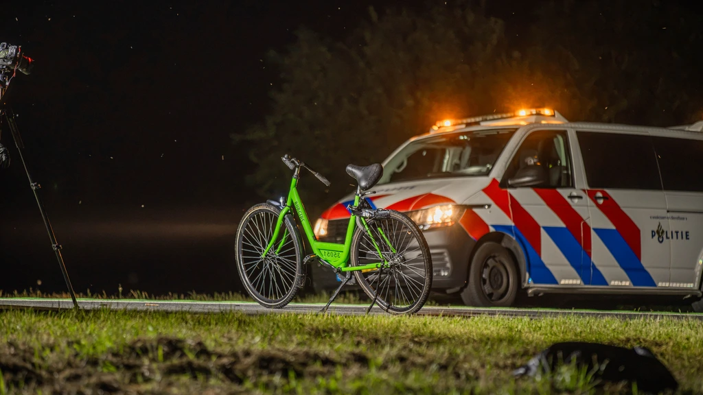 Bestuurder rijdt door na aanrijding bij Biddinghuizen, fietser (32) overleden
