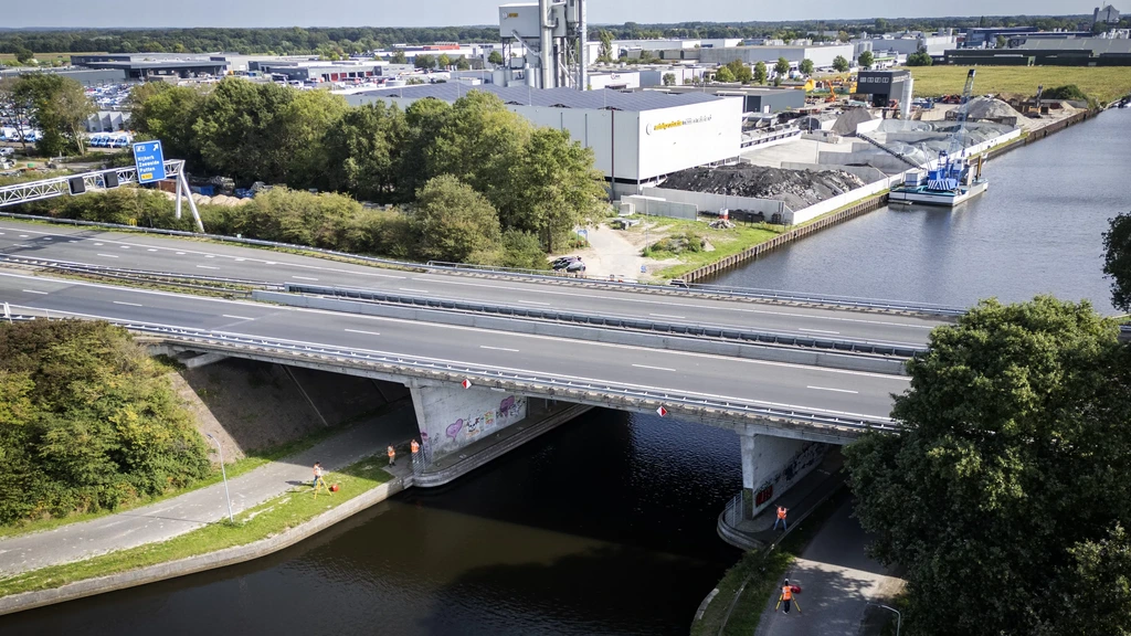 Zand en grind weggespoeld bij Hardenbergerbrug, A28 blijft voorlopig dicht