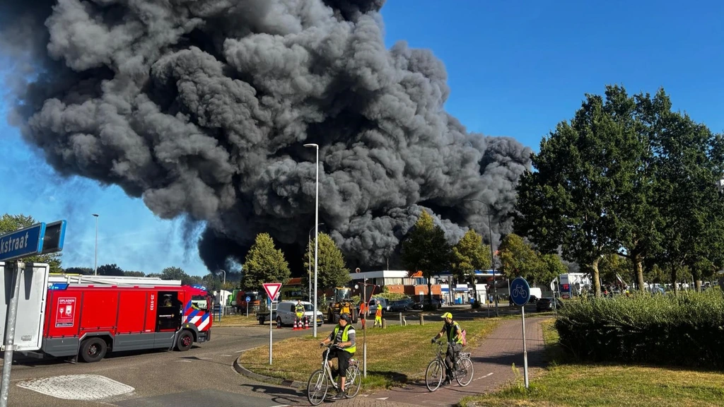 Veel zwarte rook bij brand palletbedrijf Lelystad