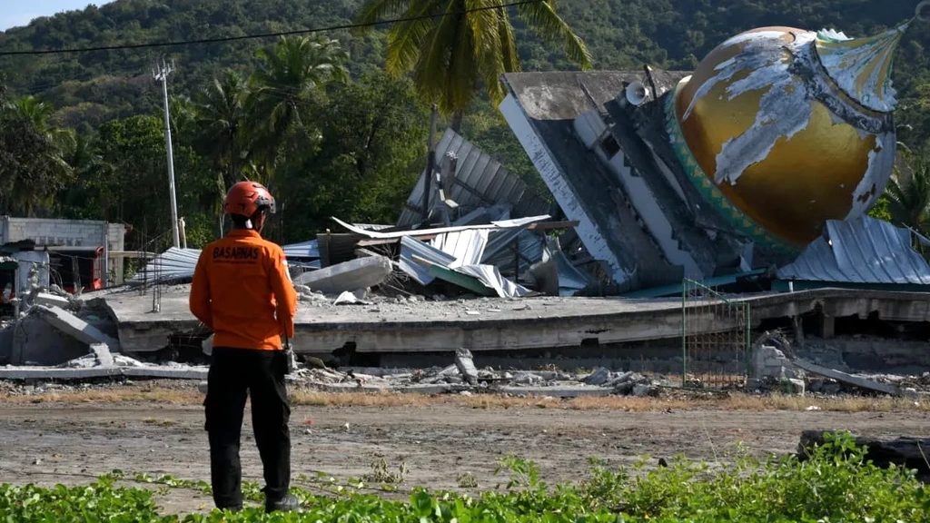 Dodental aardbeving Indonesisch eiland Flores loopt verder, duizenden ontheemden