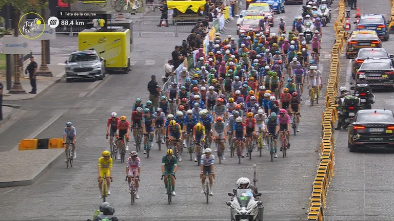 Het peloton begint op zijn gemak aan de ingekorte slotrit in de Tour.