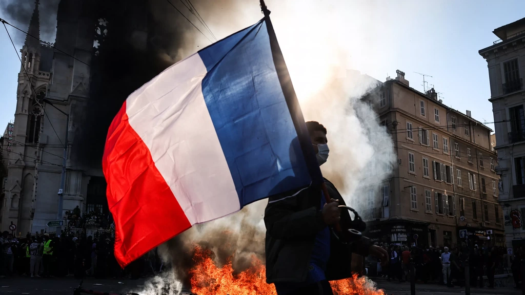 Franse regering zegt zich niet te laten intimideren door geweld op protestdag