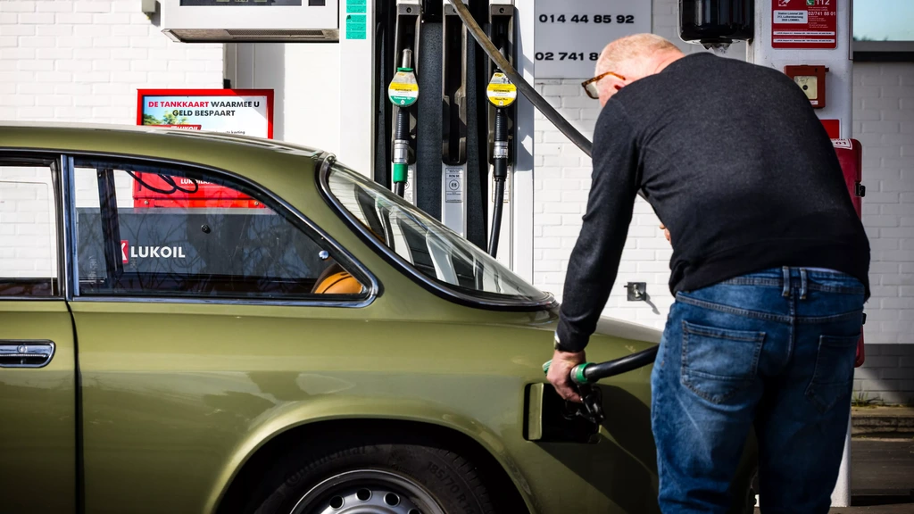 Foto: Veel benzineauto's verkocht, maar elektrisch rijden rukt op