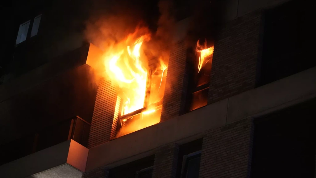 Foto: Uitslaande brand in appartementencomplex Oosterhout, gebouw ontruimd