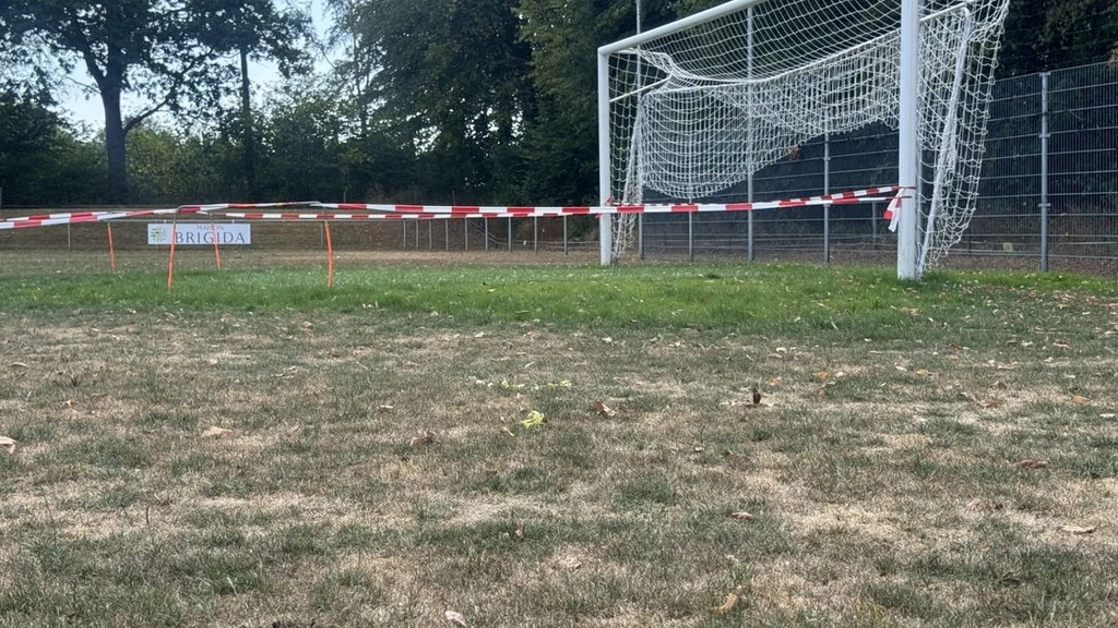 Foto: Nieuwe sproeiverboden en zorgen bij voetbalclubs om dorre velden