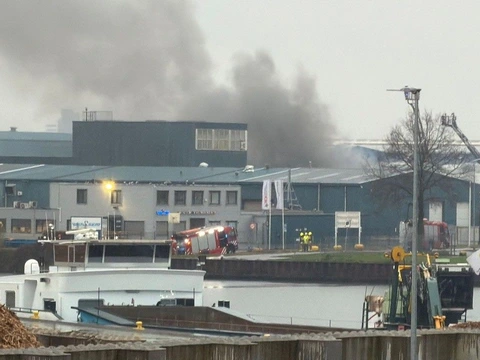 Verwoestende brand bij patisseriebedrijf Edough in Ermelo: pand verloren, NL-Alert voor rookoverlast — image 5